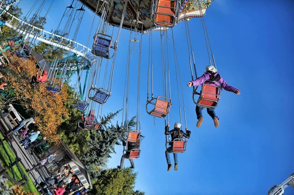 Russia Petersburg 2013 Visitors Amusement Park Circling Carousel — Stock Photo, Image