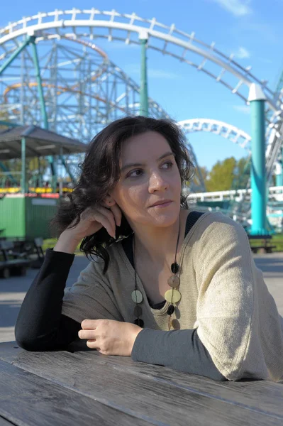 Kvinna Nöjesparken Bakgrunden Karusellen — Stockfoto