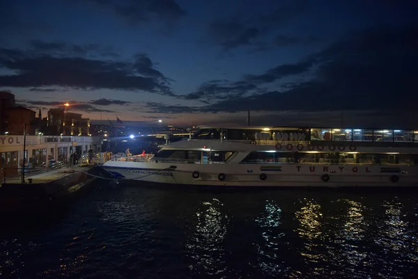 Turkije Istanbul 2018 Pleziervaartuig Voor Toeristen Bosporus Met Nacht Verlichting — Stockfoto