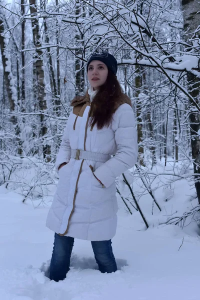 Ein Mädchen Weißen Mantel Steht Kniehoch Einer Schneewehe Winter Wald — Stockfoto