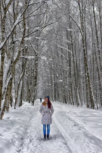 Flicka Skogsväg Vintern Höga Snötäckta Träd — Stockfoto