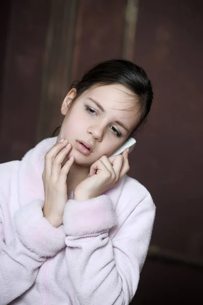 Year Old Girl Distressed View Talking Phone — Stock Photo, Image