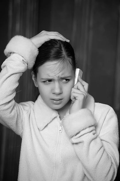 Χρονών Κορίτσι Μια Αναξιοπαθούντα Προβολή Μιλάει Στο Τηλέφωνο — Φωτογραφία Αρχείου