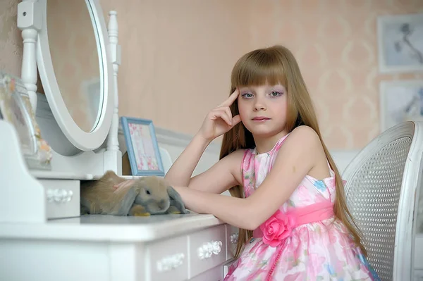 Eine Junge Blondine Rosa Kleid Sitzt Morgens Schminktisch Neben Dem — Stockfoto