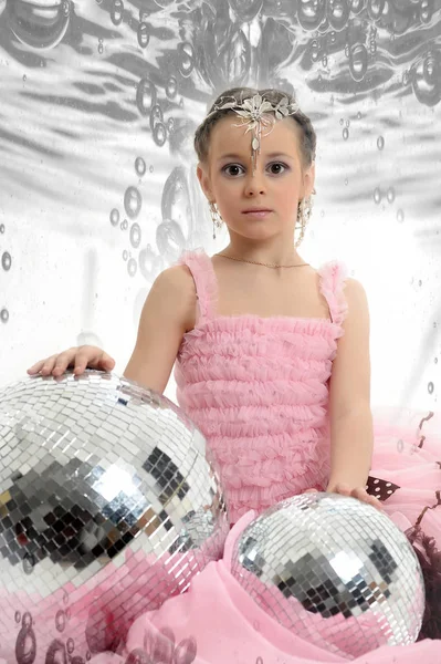 Fille Dans Studio Dans Une Robe Rose Boules Miroir Décoration — Photo