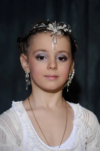 Petite Fille Aux Grands Yeux Avec Une Décoration Sur Son — Photo