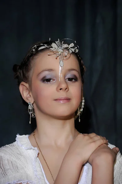 Petite Fille Aux Grands Yeux Avec Une Décoration Sur Son — Photo