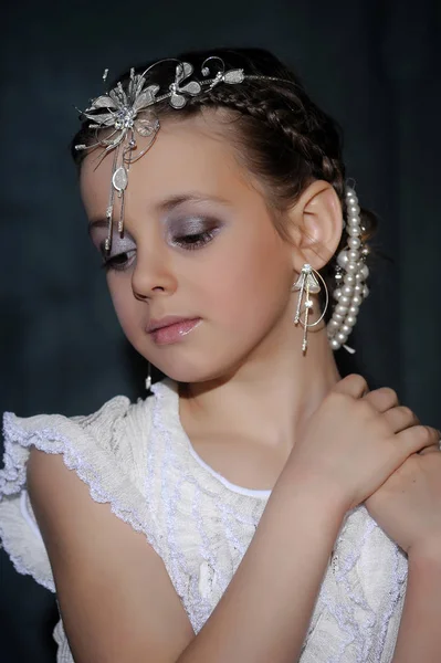 Pequena Menina Olhos Grandes Com Uma Decoração Sua Testa — Fotografia de Stock