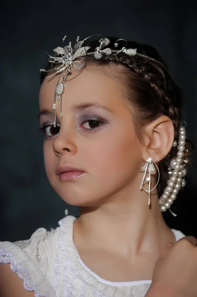 Pequena Menina Olhos Grandes Com Uma Decoração Sua Testa — Fotografia de Stock