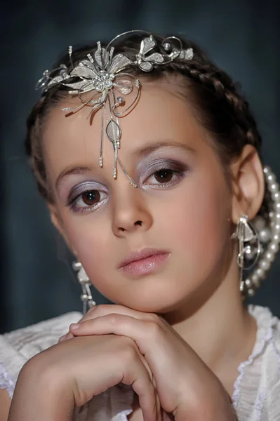 Petite Fille Aux Grands Yeux Avec Une Décoration Sur Son — Photo