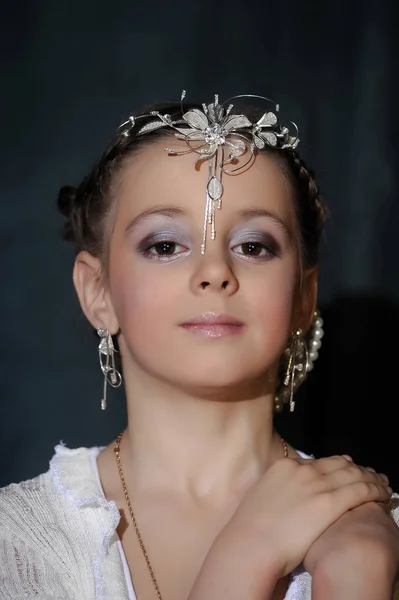 Pequeña Chica Ojos Grandes Con Una Decoración Frente — Foto de Stock