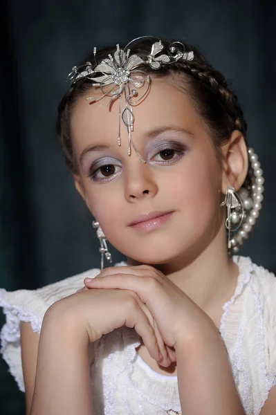 Pequena Menina Olhos Grandes Com Uma Decoração Sua Testa — Fotografia de Stock