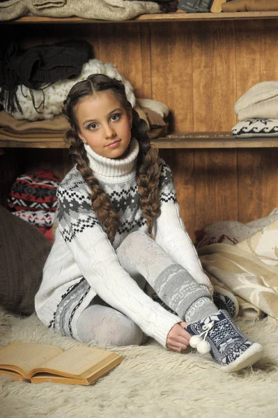 Chica Suéter Pone Zapatillas Calientes Clima Frío Casa — Foto de Stock