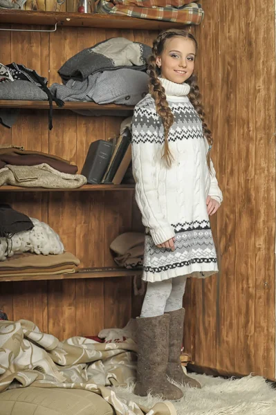 Chica Suéter Botas Armario Con Ropa Abrigo —  Fotos de Stock