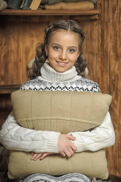 Menina Com Tranças Abraçando Travesseiro Inverno Sentado Uma Camisola — Fotografia de Stock