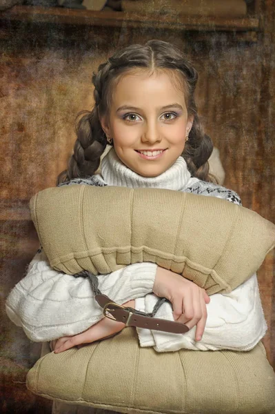 Chica Con Trenzas Abrazando Una Almohada Invierno Sentado Suéter — Foto de Stock