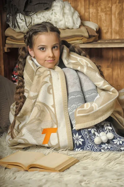 穿着毛衣的女孩是冬天用毯子包裹的 — 图库照片