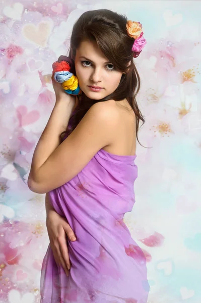 Hermosa Chica Morena Vestido Púrpura Con Madejas Lana Fondo Estudio —  Fotos de Stock