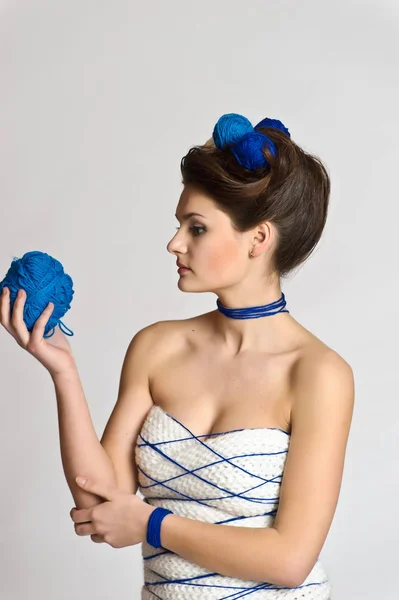 Mooie Brunette Met Een Bal Van Wol Het Haar — Stockfoto