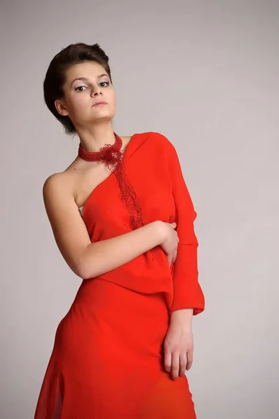 Hermosa Joven Morena Rojo Con Collar Cuello Sobre Fondo Blanco — Foto de Stock