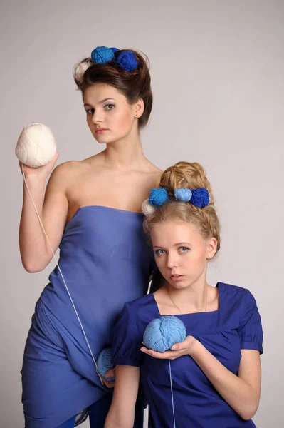 Duas Meninas Azul Com Bolas Nas Mãos Cabelo Moda — Fotografia de Stock