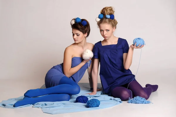 Deux Filles Bleu Avec Des Boules Laine Dans Leurs Mains — Photo