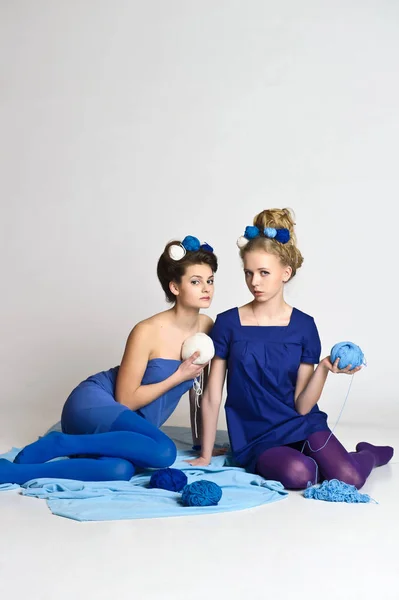 Duas Meninas Azul Com Bolas Nas Mãos Cabelo Moda — Fotografia de Stock