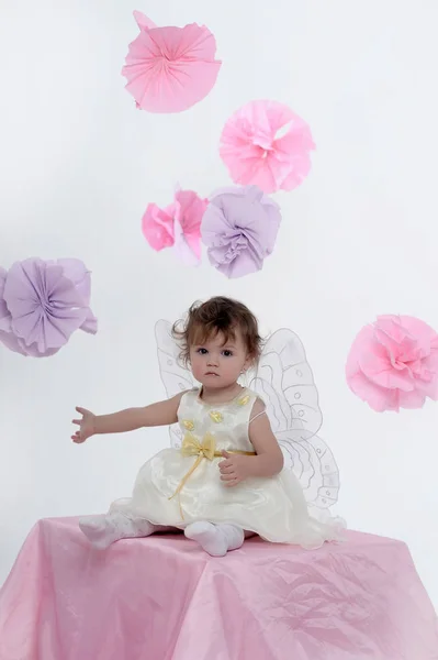 Kis Lány Portréja Fehér Ruha Pillangó Szárnyakkal — Stock Fotó