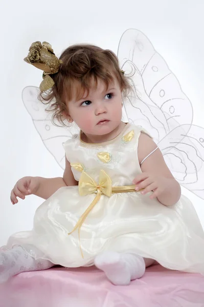 Kis Lány Portréja Fehér Ruha Pillangó Szárnyakkal — Stock Fotó