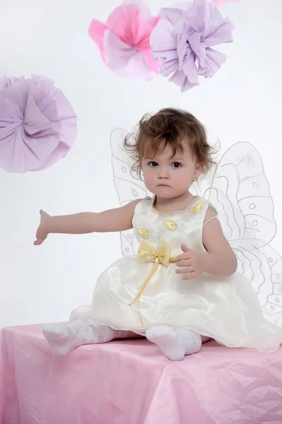 Kleine Meisje Portret Zit Met Vlinder Vleugels Witte Jurk — Stockfoto