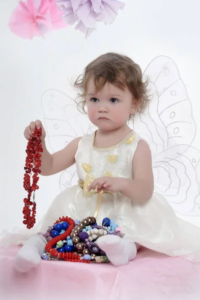 Kleine Meisje Portret Zit Met Vlinder Vleugels Witte Jurk — Stockfoto