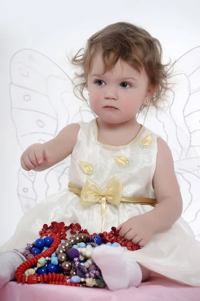 Malá Dívka Portrét Sedící Křídly Motýla Bílých Šatech — Stock fotografie