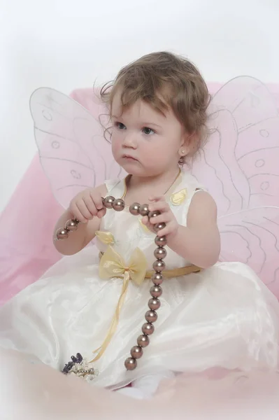 Kleine Meisje Portret Zit Met Vlinder Vleugels Witte Jurk — Stockfoto
