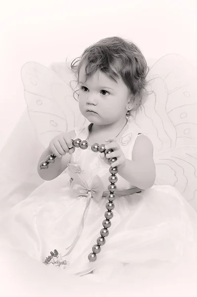 Retrato Niña Sentada Con Alas Mariposa Vestido Blanco —  Fotos de Stock