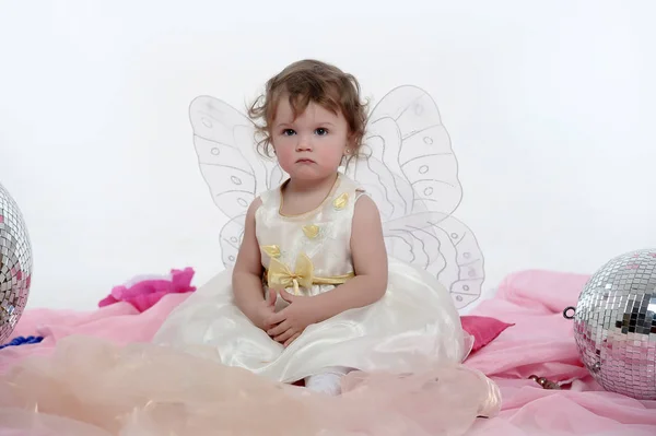 Kleine Meisje Portret Zit Met Vlinder Vleugels Witte Jurk — Stockfoto