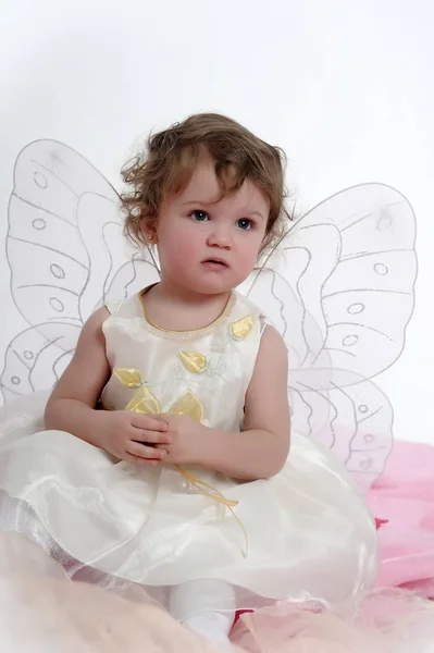 Pequena Menina Retrato Sentado Com Asas Borboleta Vestido Branco — Fotografia de Stock