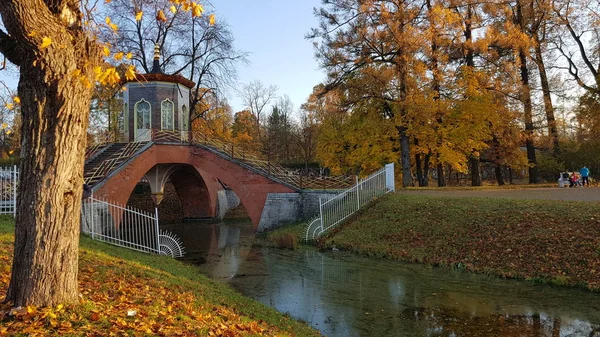 Rusia San Petersburgo 2018 Puente Chino Parque Otoño Pushkin —  Fotos de Stock