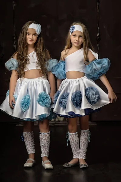 白いトップスとスカートを着た青の2人の女の子 — ストック写真