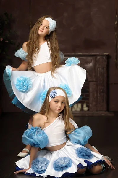 Duas Meninas Azul Com Tops Saias Brancas — Fotografia de Stock