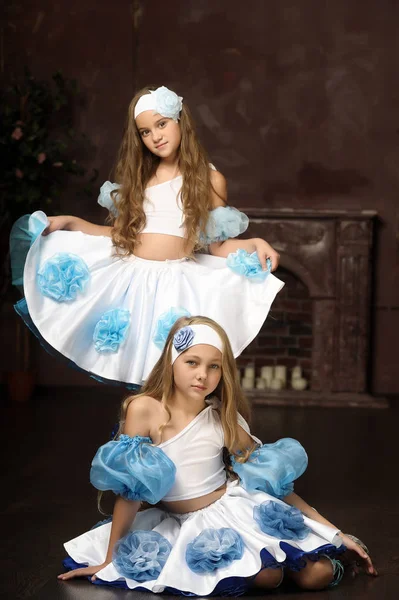 Две Девушки Синем Белыми Топами Юбками — стоковое фото