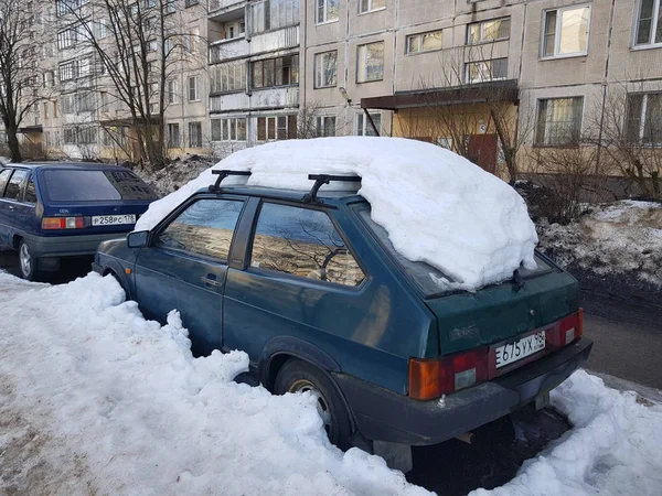 Rusland Petersburg 2019 Geparkeerde Auto Bedekt Met Sneeuw — Stockfoto