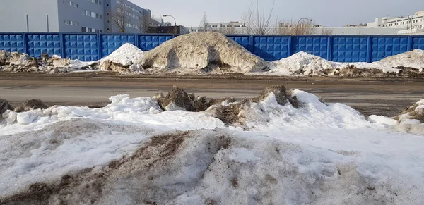 Sneeuwlaag Winter Buiten Langs Het Hek Weg — Stockfoto