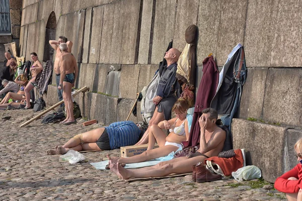Cidadãos tomando banho de sol nas paredes da Fortaleza de Pedro e Paulo — Fotografia de Stock