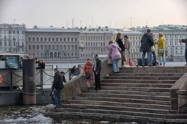 İnsanlar, Neva Nehri üzerinde Peter ve Paul Fortress, S Relax — Stok fotoğraf