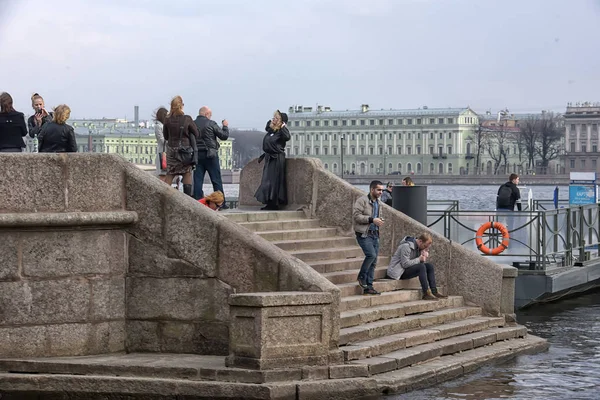 İnsanlar, Neva Nehri üzerinde Peter ve Paul Fortress, S Relax — Stok fotoğraf