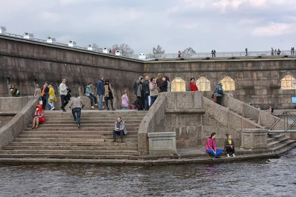 İnsanlar, Neva Nehri üzerinde Peter ve Paul Fortress, S Relax — Stok fotoğraf