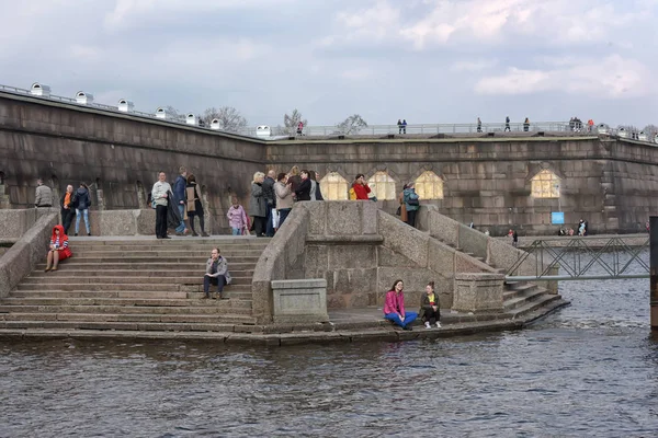İnsanlar, Neva Nehri üzerinde Peter ve Paul Fortress, S Relax — Stok fotoğraf