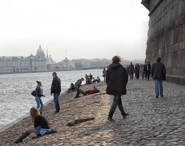 İnsanlar, Neva Nehri üzerinde Peter ve Paul Fortress, S Relax — Stok fotoğraf