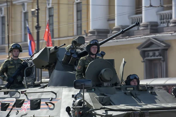 승리의 퍼레이드에 군사 장비 — 스톡 사진