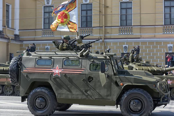 Equipo militar en el desfile de la victoria —  Fotos de Stock
